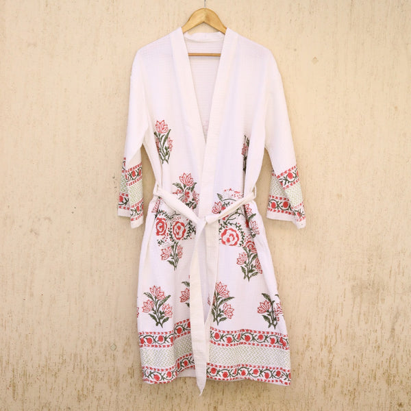 Gulabi Sarovar waffle handblock printed cotton bathrobe – Newkasa
Pink & green floral Jaipuri bathrobe in waffle cotton
Hand block printed cotton robe with lotus-style motifs