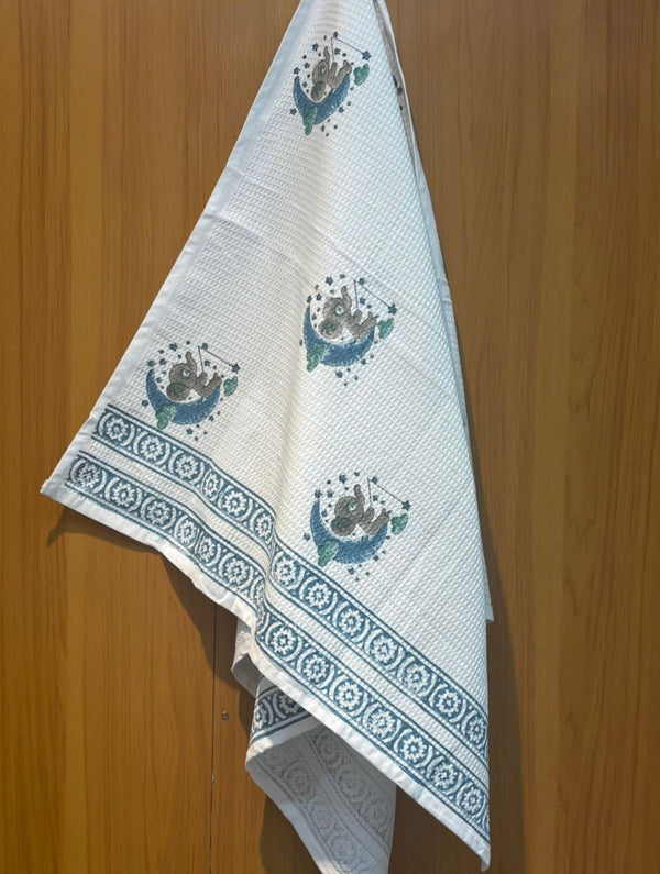 Sleepy Bear waffle handblock printed baby towel with moon and stars – Newkasa.

Handblock printed waffle cotton baby towel featuring bear sleeping on moon – Newkasa.

Jaipuri waffle baby towel with crescent moon and sleeping bear design – Newkasa.
