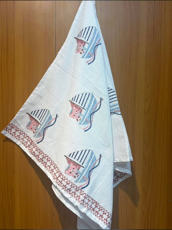 Bozo in the Umbrella waffle handblock printed baby towel with pink bear design – Newkasa.

Handblock printed waffle cotton baby towel featuring bear and umbrella print – Newkasa.

Jaipuri waffle baby towel with umbrella and bear motifs and red floral border – Newkasa.