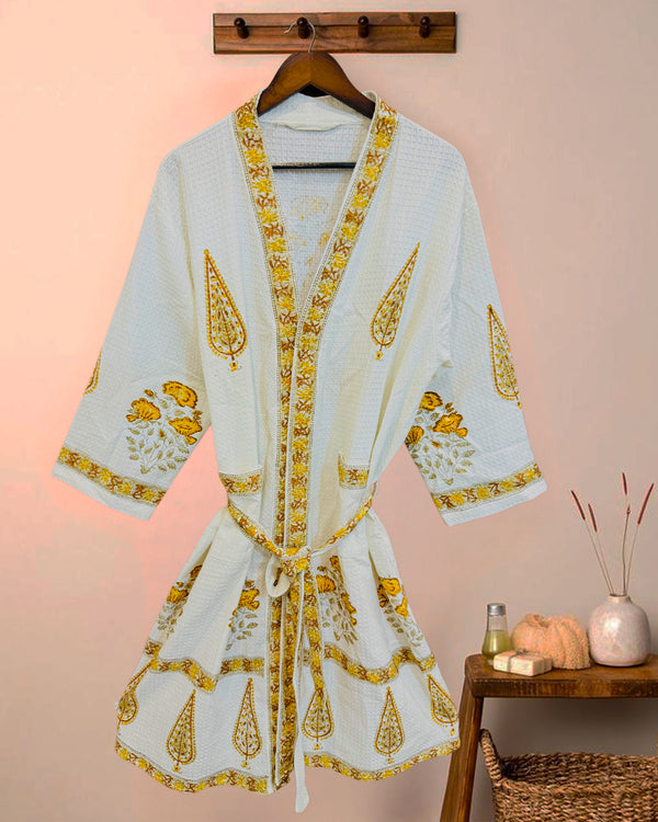 Sunehri Baagh waffle handblock printed bathrobe with golden floral motifs – Newkasa.

Jaipur handblock printed cotton waffle robe in ivory with saffron floral border – Newkasa.

Handcrafted waffle cotton bathrobe, Sunehri Baagh by Newkasa — artisan-made in Jaipur.