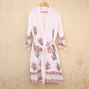 Gulabi Sarovar waffle handblock printed cotton bathrobe – Newkasa

Pink & green floral Jaipuri bathrobe in waffle cotton

Hand block printed cotton robe with lotus-style motifs