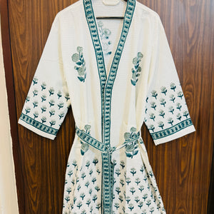 Neel Aangan waffle handblock printed cotton bathrobe – Newkasa.

Ivory cotton waffle robe with teal floral block print – Newkasa.

Handcrafted Jaipuri robe with blue-green floral motifs – Newkasa.